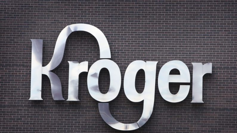 Cartel en las oficinas centrales de Kroger Co. en el centro de Cincinnati, Ohio, el 15 de julio de 2008. (Scott Olson/Getty Images)