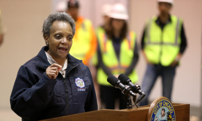 La alcaldesa de Chicago Lori Lightfoot habla en el McCormick Place de Chicago, Illinois, el 3 de abril de 2020. (Chris Sweda-Pool vía Getty Images)