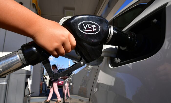 Un vehículo siendo abastecido en una Estación de gasolina en Los Ángeles, el 9 de abril de 2019. (Frederic J. Brown/AFP/Getty Images)