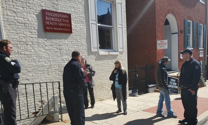 Los manifestantes hablan con la policía fuera de una clínica abortista en Hagerstown, Maryland, el 2 de abril de 2020. (cortesía de Thomas More Society)
 
