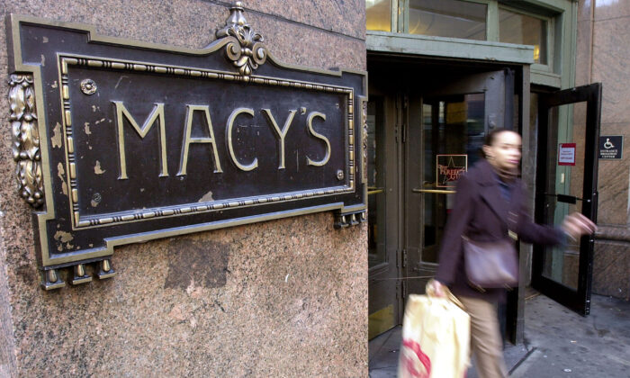 Una mujer sale de los grandes almacenes Macy's en la Sexta Avenida, en Nueva York, el 14 de diciembre de 2000. (Chris Hondros/Newsmakers)
