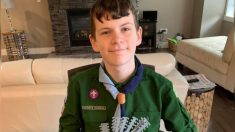 Niño scout  fabrica «protectores de orejas» con impresora 3D para dar alivio al personal de salud