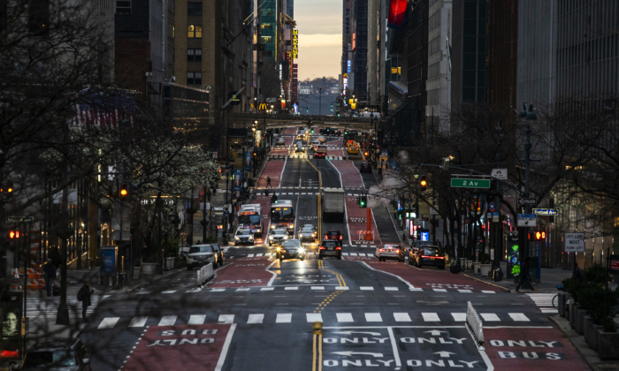 El tráfico ligero se ve a lo largo de la calle 42 en la ciudad de Nueva York el 27 de marzo de 2020. (Eduardo Muñoz Álvarez/Getty Images)