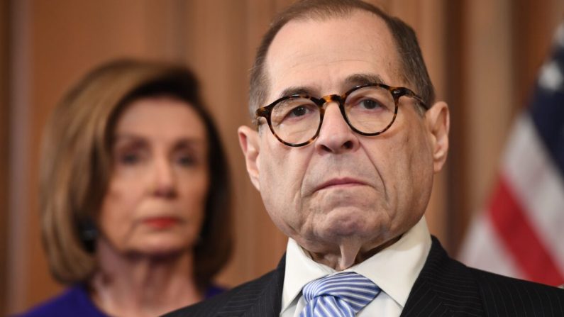 La presidenta de la Cámara de Representantes, Nancy Pelosi (D-California) escucha junto al presidente de Comisión Judicial de la Cámara Jerry Nadler (D-N.Y.) durante una conferencia de prensa para anunciar los artículos de impeachment del presidente Donald Trump durante una conferencia de prensa en el Capitolio de EE.UU. en Washington el 10 de diciembre de 2019. (Saul Loeb/AFP vía Getty Images)