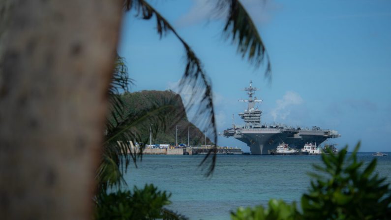 El portaaviones Theodore Roosevelt (CVN 71) transita por el puerto de Apra mientras se prepara para atracar en Guam, el 7 de febrero de 2019. (Foto de la Marina de EE.UU. por el especialista en comunicación de masas de tercera clase, Terence Deleon Guerrero)
 
