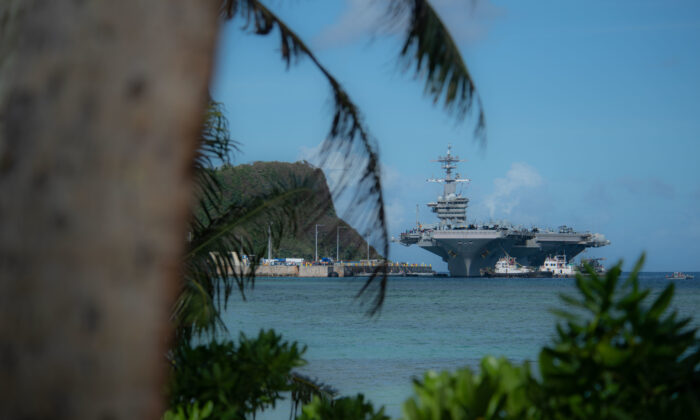 El portaaviones Theodore Roosevelt (CVN 71) transita por el puerto de Apra mientras el barco se prepara para atracar en Guam el 7 de febrero de 2019. (Foto de la Marina de los Estados Unidos por el Especialista en Comunicación de Masas de 3ª Clase Terence Deleon Guerrero)