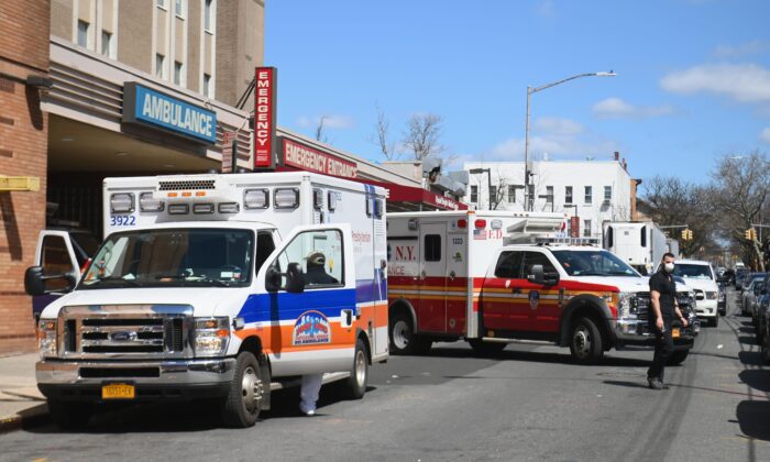 Ambulancias frente a la entrada de la sala de emergencias del Centro Médico Wyckoff Heights en Brooklyn, Nueva York, el 2 de abril de 2020. (Angela Weiss/AFP a través de Getty Images)
