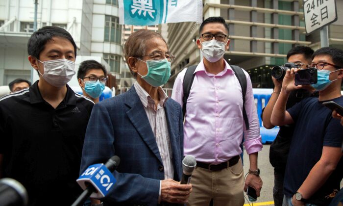 El exlegislador y activista prodemocracia Martin Lee habla con miembros de los medios de comunicación al salir de la comisaría del Distrito Central de Hong Kong el 18 de abril de 2020, después de haber sido detenido y acusado de organizar y participar en una reunión ilegal en agosto del año pasado. (Isaac Lawrence/AFP vía Getty Images)