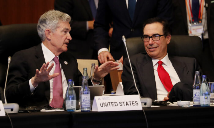 El presidente de la Reserva Federal Jerome Powell (izq.) habla con el secretario del Tesoro Steven Mnuchin durante una reunión del G20 en Fukuoka, Japón, el 8 de junio de 2019. (Kim Kyung-Hoon/AFP/Getty Images)