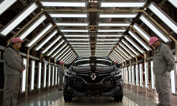 Trabajadores chinos junto a un coche Kadjar parte de la línea de producción de la fábrica de Renault en Francia y la fábrica del Grupo Dongfeng en Wuhan, China, en una imagen de archivo del 1 de febrero de 2016. (Johannes Eisele/AFP/Getty Images)