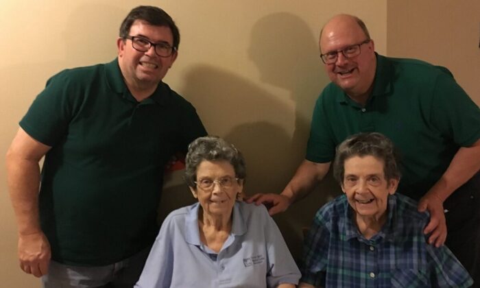 Los primos Richard Joyce (izquierda) y Ray Bodine (derecha) con sus tías Lauretta (segunda izquierda) y Lenora Joyce, que dieron positivo en COVID-19 en marzo. (Cortesía de Ray Bodine)