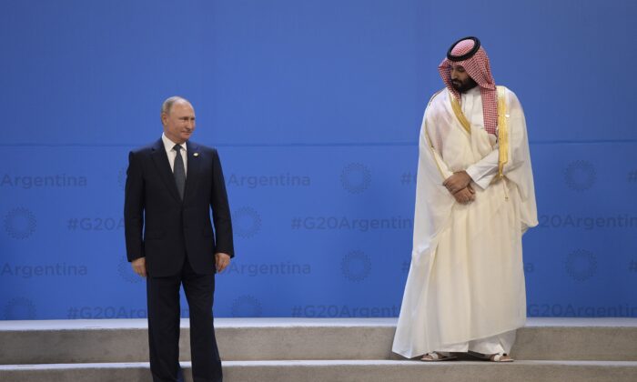 El presidente de Rusia, Vladimir Putin, y el príncipe heredero de Arabia Saudita, Mohammed bin Salman, se alinean para una foto de grupo, durante la Cumbre de Líderes del G20 en Buenos Aires, el 30 de noviembre de 2018. (JUAN MABROMATA/AFP vía Getty Images)