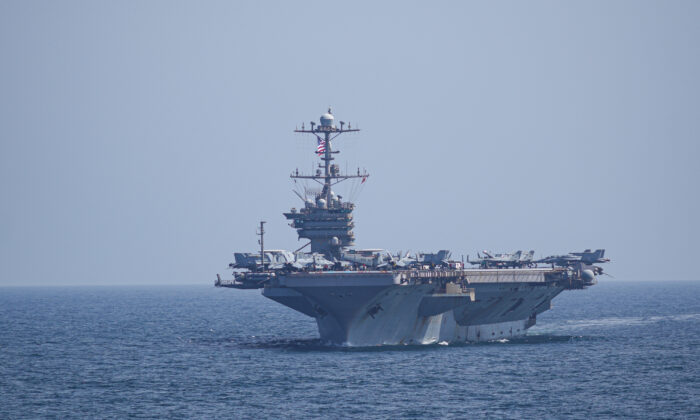 El portaaviones USS Harry S. Truman transitando por el Mar Arábigo el 18 de marzo de 2020. (Fotografía de la Marina de EE.UU., por el tripulante del equipo de supervivencia de la aeronave de primera clase Brandon C. Cole)