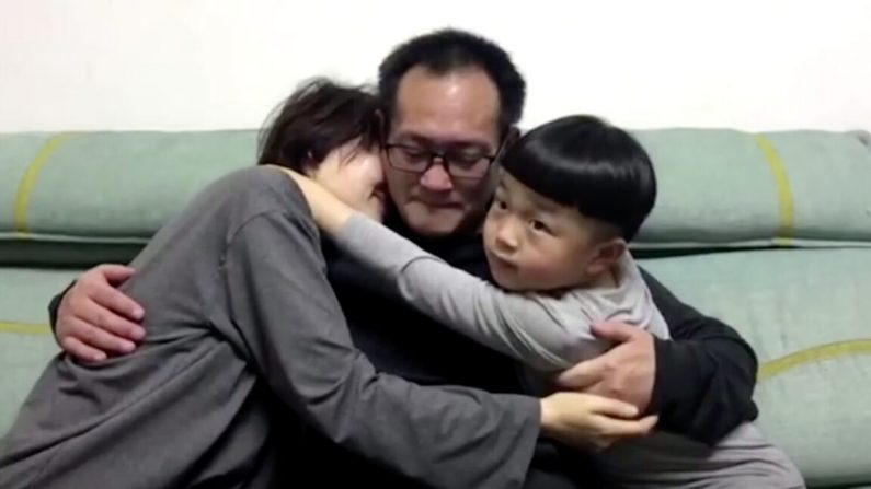 Wang Quanzhang abraza a su esposa e hijo en su casa en Beijing, el 27 de abril de 2020. (Captura de pantalla vía Reuters)