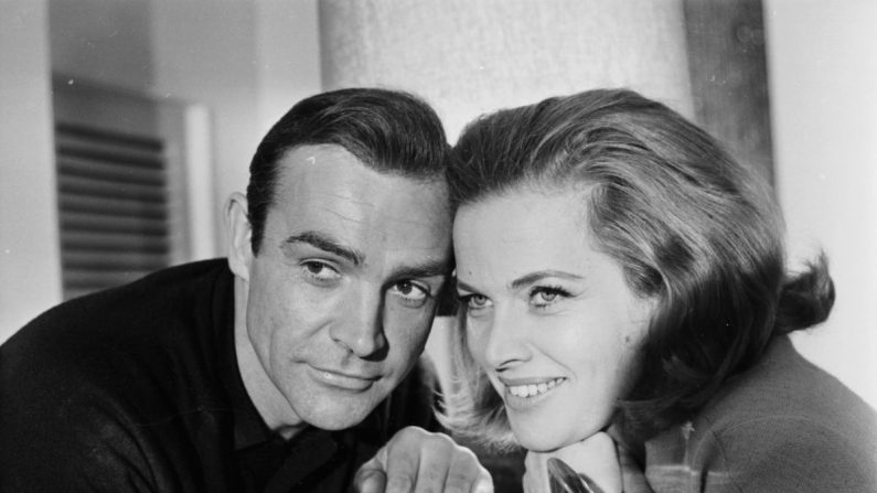 Retrato de los actores de James Bond, Sean Connery y Honor Blackman, en una promoción de la película de 1964 "Goldfinger". (Imágenes Express/Getty)