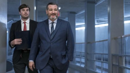 Senador Ted Cruz apunta a radio de propaganda china con nuevo proyecto de ley