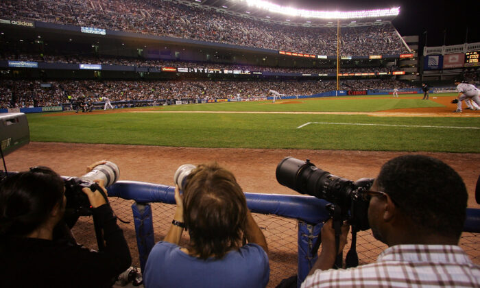 Los fotógrafos cubren el juego entre los Yankees de Nueva York y los Medias Blancas de Chicago, en el Yankee Stadium de la ciudad de Nueva York, el 17 de septiembre de 2008. (Jim McIsaac/Getty Images)
 
