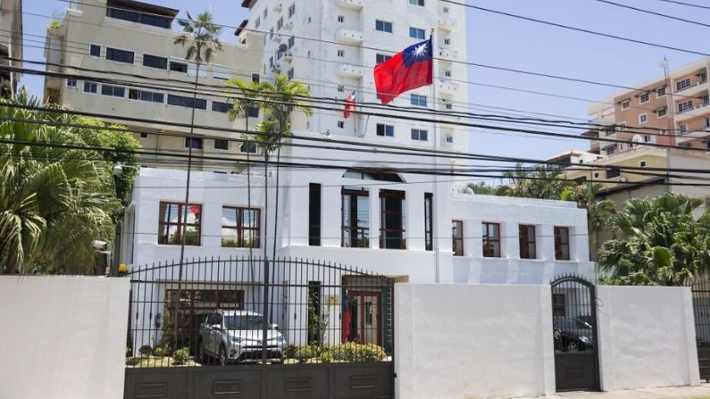 Vista de la fachada de la Embajada de Taiwán en Santo Domingo el 1 de mayo de 2018.  (ERIKA SANTELICES/AFP a través de Getty Images)