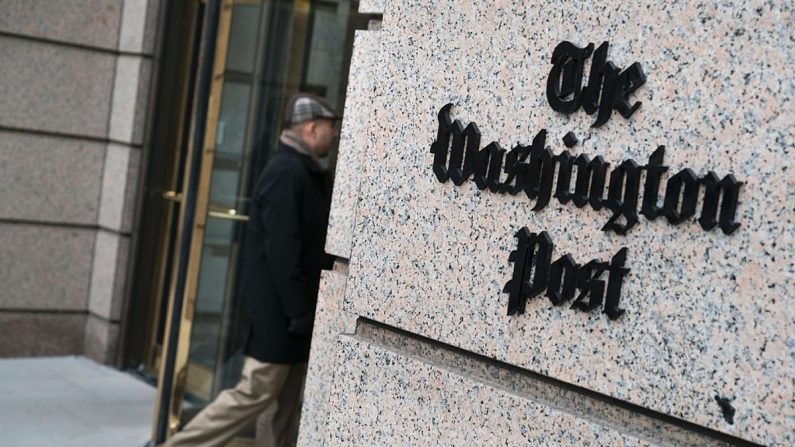 Un hombre entra al edificio del Washington Post en Washington el 3 de marzo de 2016. (Brendan Smialowski/AFP/Getty Images)