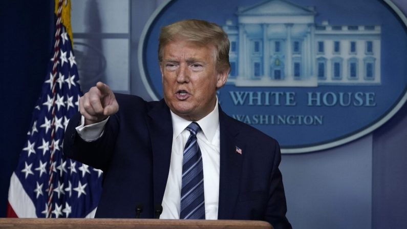 El presidente Donald Trump habla durante la sesión informativa diaria sobre el coronavirus en la Casa Blanca en Washington el 21 de abril de 2020. (Drew Angerer/Getty Images)