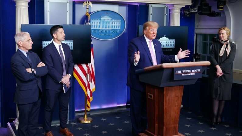El presidente Donald Trump durante la sesión informativa diaria sobre el virus del PCCh, en la Sala de Información Brady en la Casa Blanca el 1 de abril de 2020, en Washington. (Mandel Ngan/AFP a través de Getty Images)