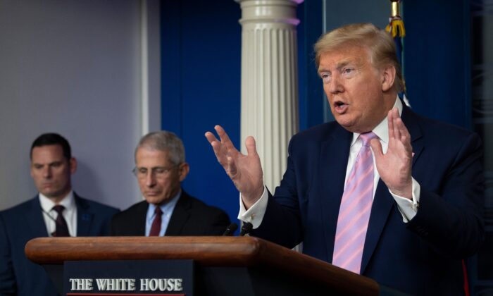 El presidente de los Estados Unidos Donald Trump habla durante la sesión informativa diaria sobre el virus del PCCh, también conocido como el nuevo coronavirus, en la Casa Blanca en Washington el 4 de abril de 2020. (Jim Watson/AFP vía Getty Images)