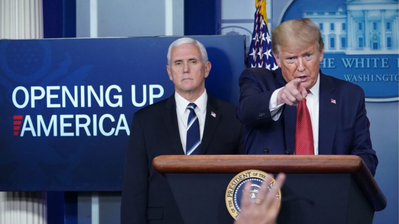 El presidente Donald Trump responde a las preguntas de los periodistas durante la sesión informativa diaria sobre el virus del PCCh en la Sala de Información Brady de la Casa Blanca en Washington el 16 de abril de 2020. (MANDEL NGAN/AFP a través de Getty Images)