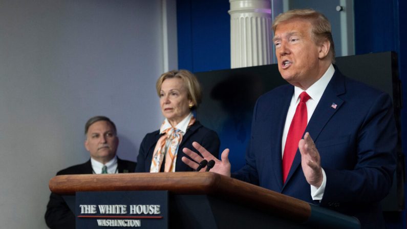 El presidente Donald Trump habla durante una conferencia de prensa del Grupo de Trabajo sobre Coronavirus de la Casa Blanca en Washington el 18 de abril de 2020. (JIM WATSON/AFP a través de Getty Images)