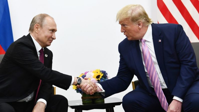 El presidente de EE.UU. Donald Trump (d) asiste a una reunión con el líder de Rusia Vladimir Putin durante la cumbre del G-20 en Osaka (Japón) el 28 de junio de 2019. (BRENDAN SMIALOWSKI/AFP/Getty Images)