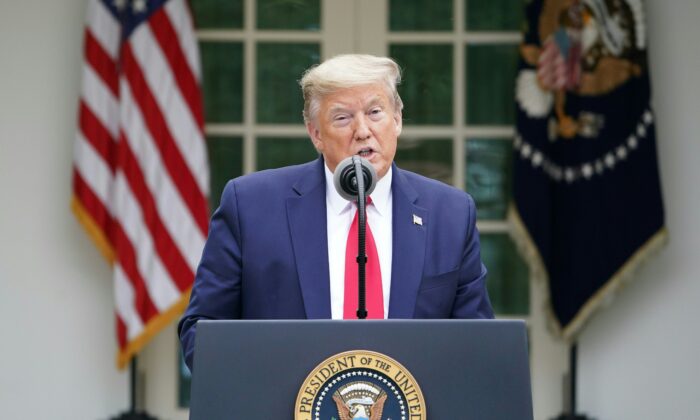 El presidente Donald Trump habla durante la sesión informativa diaria sobre el virus del PCCh, que causa el COVID-19, en la Rosaleda de la Casa Blanca el 14 de abril de 2020. (Mandel Ngan/AFP vía Getty Images)