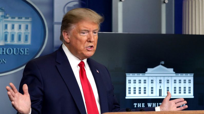 El presidente Donald Trump habla durante la conferencia de prensa diaria del Grupo de Trabajo sobre el Coronavirus de la Casa Blanca en la Sala de Prensa James Brady de la Casa Blanca en Washington, el 13 de abril de 2020. (Alex Wong/Getty Images)