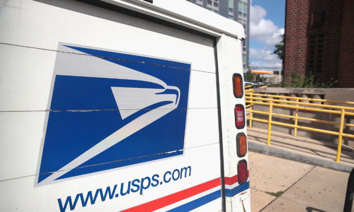Un camión del Servicio Postal de Estados Unidos (USPS) sale de una oficina de correos en Chicago (Illinois) el 15 de agosto de 2019. (Scott Olson/Getty Images)
