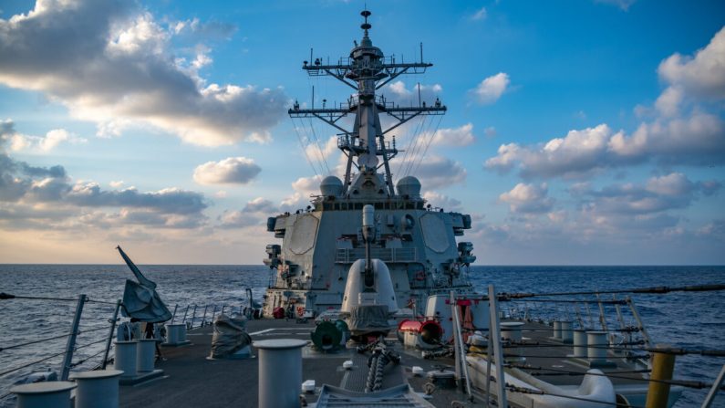 El destructor de misiles guiados USS Barry (DDG 52) lleva a cabo operaciones cerca de las Islas Paracel el 28 de abril de 2020. (Fotografía de la Marina de Estados Unidos por el Ens. Samuel Hardgrove)