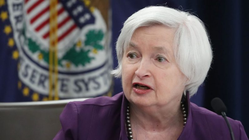 La presidenta de la Fed, Janet Yellen, celebra una conferencia de prensa tras el anuncio de un aumento de las tasas en Washington, el 14 de junio de 2017. (Mark Wilson/Getty Images)