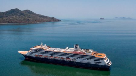 Cruceros de Holland America con más de 200 enfermos consiguen acuerdo para desembarcar en Florida