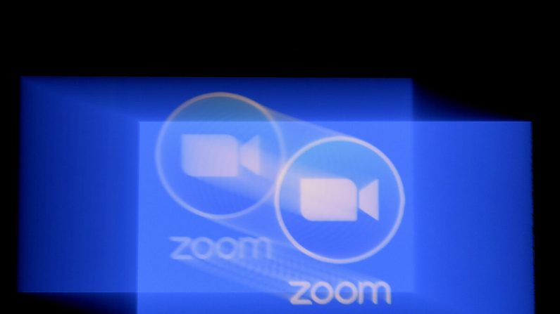 En esta ilustración fotográfica, se muestra el logotipo de la aplicación Zoom en un teléfono inteligente el 30 de marzo de 2020 en Arlington, Virginia. (OLIVIER DOULIERY/AFP a través de Getty Images)