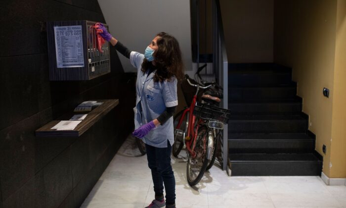 Cecilia Alvarez Velasco, 47 años, de Ecuador, trabaja limpiando en una residencia de condominio en Barcelona, España, el 9 de abril de 2020. (Josep Lago/AFP vía Getty Images)