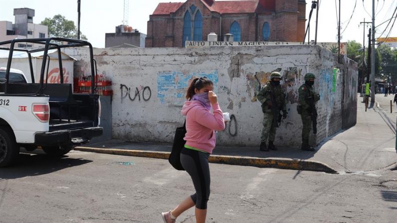 CIUDAD DE MÉXICO (MÉXICO), 14/04/2020.- Vista de integrantes de la Guardia Nacional, vigilando las calles de la alcaldía de Iztapalapa en Ciudad de México (México). EFE/Jose Pazos.
