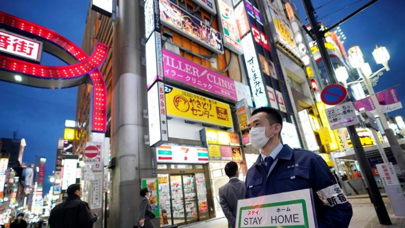 Un crucero italiano amarrado en Japón suma 33 nuevos infectados de COVID-19. EFE/EPA/FRANCK ROBICHON
