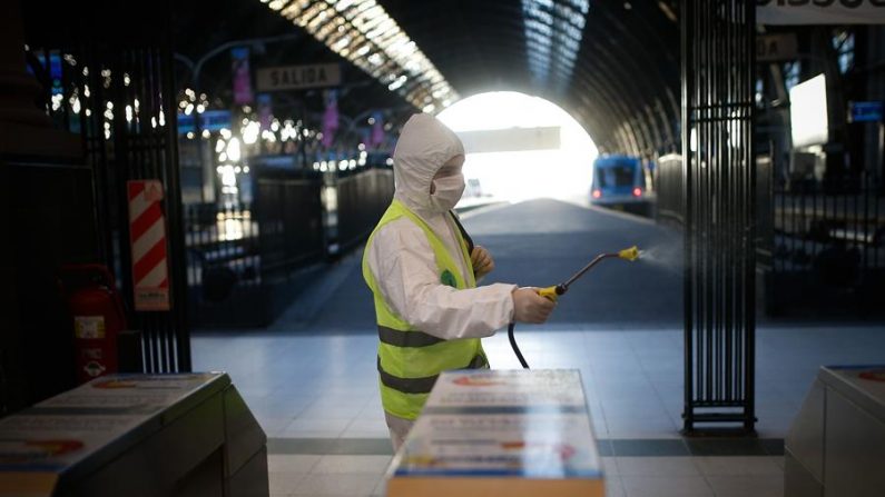 BUENOS AIRES (ARGENTINA), 08/04/2020.- Trabajadores de limpieza desinfectan la Estación Retiro en Buenos Aires (Argentina). EFE/ Juan Ignacio Roncoroni
