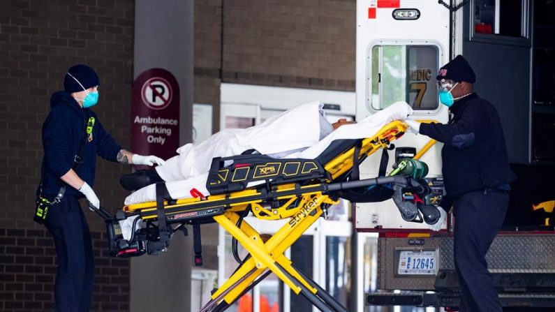 Los técnicos médicos de emergencia transportan a un paciente desde una ambulancia al llegar a la sala de emergencias de un hospital en EE.UU., el 27 de abril de 2020. EFE/EPA/MICHAEL REYNOLDS
