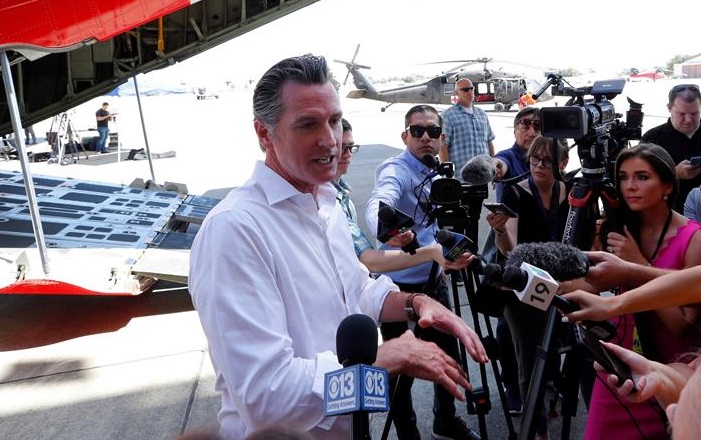 El gobernador de California Gavin Newsom (I) habla con los medios de comunicación en el Parque McClellan, California. (EFE/EPA/John G. Mabanglo/Archivo)