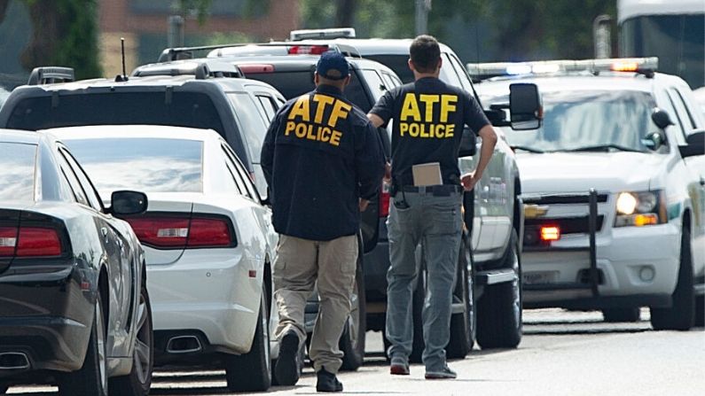 Agentes de la ATF llegan al lugar de la escuela secundaria de Santa Fe donde un tiroteo mató al menos a 10 estudiantes el 18 de mayo de 2018 en Santa Fe, Texas. (Bob Levey/Getty Images)