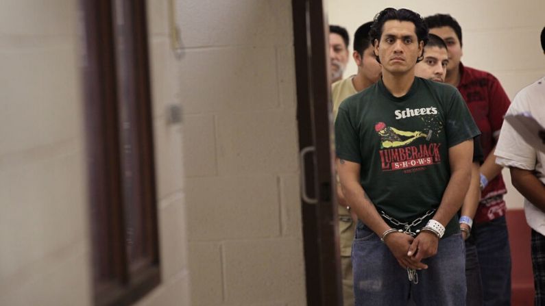 Inmigrantes ilegales en un centro de procesamiento del Servicio de Inmigración y Aduanas de los Estados Unidos (ICE). (Scott Olson/Getty Images)