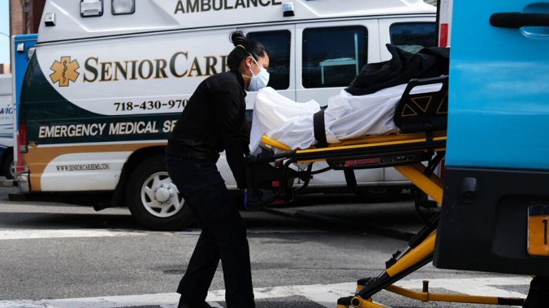 Trabajadores de la salud llevan a un paciente a una ambulancia en el hospital Mount Sinaí Beth Israel el 2 de abril de 2020 en la ciudad de Nueva York. (Spencer Platt/Getty Images)