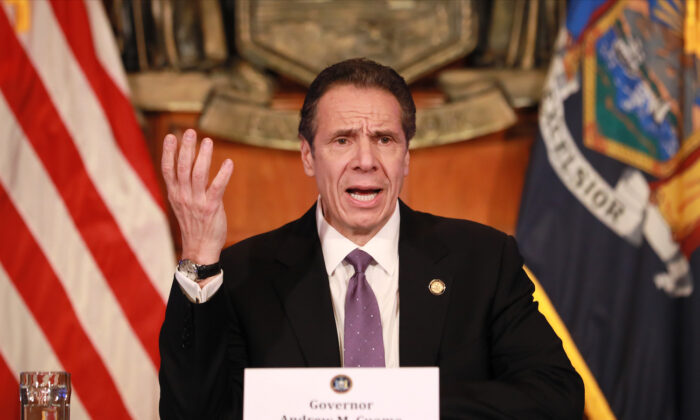 El gobernador de Nueva York, Andrew Cuomo, da una conferencia de prensa sobre la crisis del virus del PCCh en Albany, Nueva York, el 17 de abril de 2020. (Matthew Cavanaugh/Getty Images)