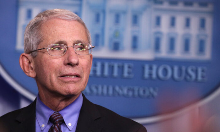 El director del Instituto Nacional de Alergia y Enfermedades Infecciosas, el Dr. Anthony Fauci, escucha durante la sesión informativa diaria sobre el coronavirus en la sala de prensa Brady de la Casa Blanca el 9 de abril de 2020. (Alex Wong/Getty Images)