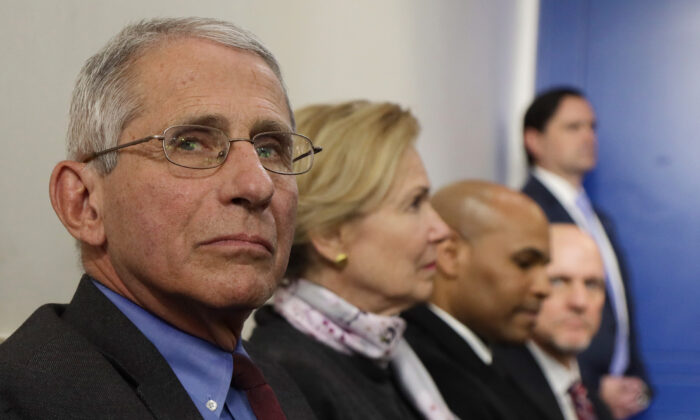 El Dr. Anthony Fauci, Director del Instituto Nacional de Alergias y Enfermedades Infecciosas, asiste a la sesión informativa diaria de la Fuerza de Tarea de Coronavirus, de la Casa Blanca, en la Sala de Información James Brady, en Washington, el 10 de abril de 2020. (Alex Wong/Getty Images)