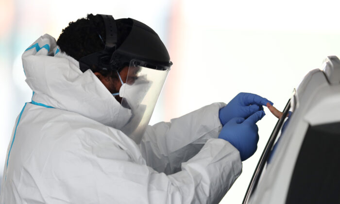 Hombre realizando una prueba de anticuerpos del COVID-19 en Delmont Medical Care en Franklin Square, New York, el 22 de abril de 2020. (Al Bello/Getty Images)