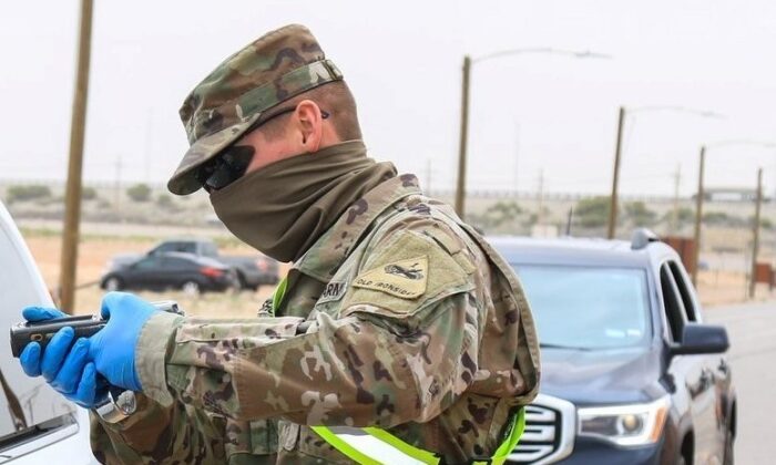 Un soldado lleva un rostro improvisado cubriendo un punto de control en esta imagen de la hoja de ruta del 6 de abril de 2020. (Departamento de Defensa)